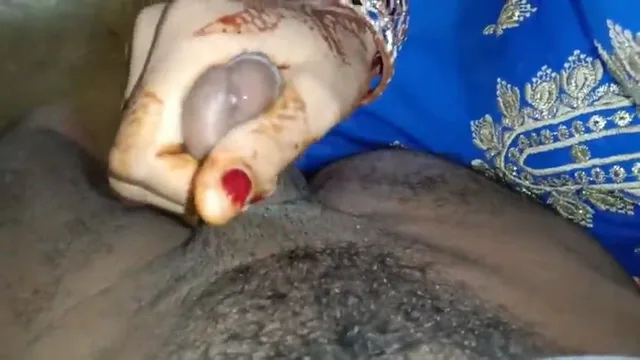 सेक्सी मुस्लिम भाभी ने लंड हिलाकर मालिश दी और मुंह में लिया वीडियो — screenshot 1