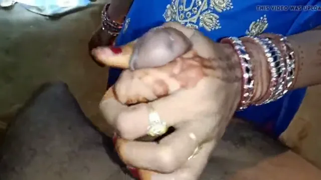 सेक्सी मुस्लिम भाभी ने लंड हिलाकर मालिश दी और मुंह में लिया वीडियो — screenshot 2