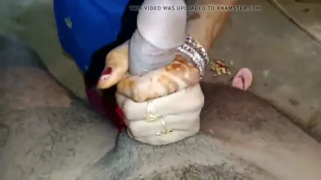 सेक्सी मुस्लिम भाभी ने लंड हिलाकर मालिश दी और मुंह में लिया वीडियो — screenshot 3