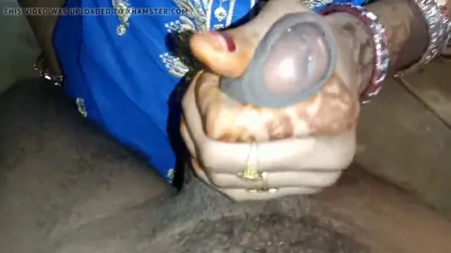 सेक्सी मुस्लिम भाभी ने लंड हिलाकर मालिश दी और मुंह में लिया वीडियो — screenshot 4