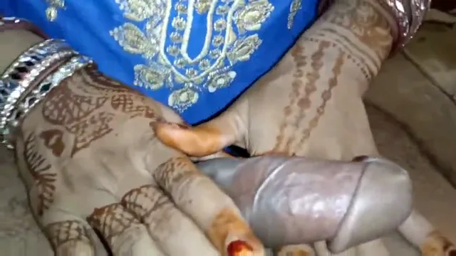 सेक्सी मुस्लिम भाभी ने लंड हिलाकर मालिश दी और मुंह में लिया वीडियो — screenshot 8
