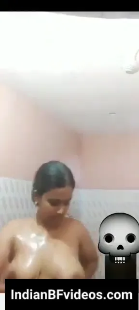 खूबसूरत तमिल बीवी यार के लिए वीडियो कॉल पर नंगी नहाई देसी बीएफ — screenshot 4