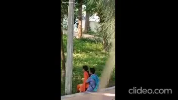 पब्लिक प्लेस गार्डन झाड़ियों में प्रेमी जोड़े की चुदाई कैमरे में कैद एमएमएस