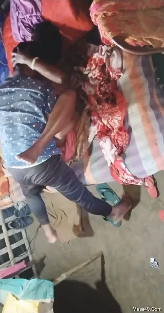 मेहमान के चूत चाटने से देहाती बीवी गरम होकर चुदाई करवाती हिंदी बीएफ — screenshot 3