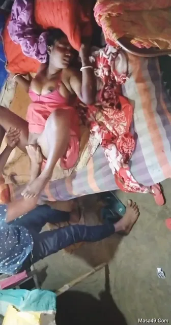 मेहमान के चूत चाटने से देहाती बीवी गरम होकर चुदाई करवाती हिंदी बीएफ — screenshot 4