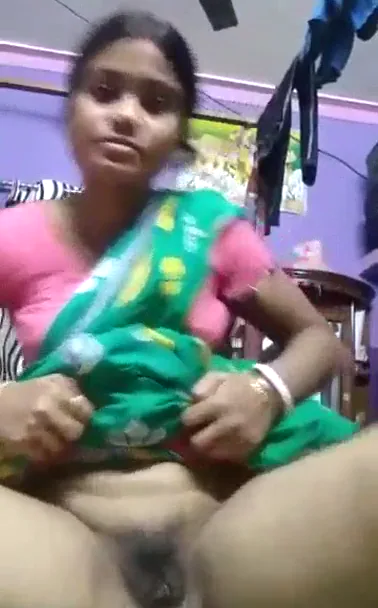घर में अकेली बहु ने साड़ी उठाकर चूत और चुचे दिखाए देसी MMS — screenshot 1