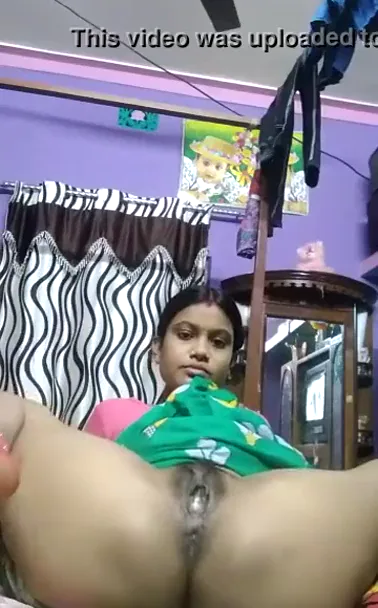 घर में अकेली बहु ने साड़ी उठाकर चूत और चुचे दिखाए देसी MMS — screenshot 3