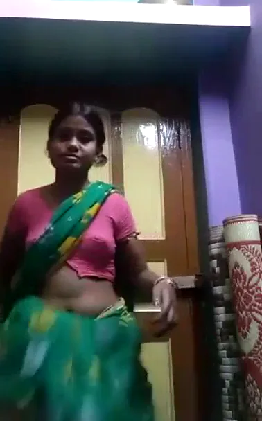 घर में अकेली बहु ने साड़ी उठाकर चूत और चुचे दिखाए देसी MMS — screenshot 5