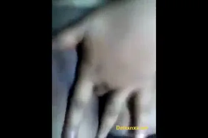 गांव की लड़की ने चूत गांड में बेलन डालकर देसी चुदाई की हॉट एमएमएस वीडियो — screenshot 2