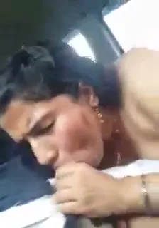 शादीशुदा मल्लू चीटर औरत ने कार में यार का मोटा लौंडा चूसकर देसी चुदाई करवाई MMS वीडियो — screenshot 6