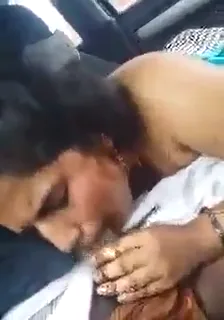 शादीशुदा मल्लू चीटर औरत ने कार में यार का मोटा लौंडा चूसकर देसी चुदाई करवाई MMS वीडियो — screenshot 7