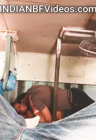 चलती ट्रेन में ठरकी भाभी का सेक्सी रोमांस और चुदाई देसी बीएफ वीडियो — screenshot 2