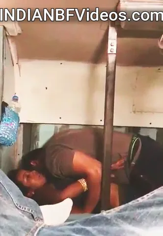 चलती ट्रेन में ठरकी भाभी का सेक्सी रोमांस और चुदाई देसी बीएफ वीडियो — screenshot 3