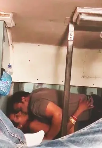 चलती ट्रेन में ठरकी भाभी का सेक्सी रोमांस और चुदाई देसी बीएफ वीडियो — screenshot 4