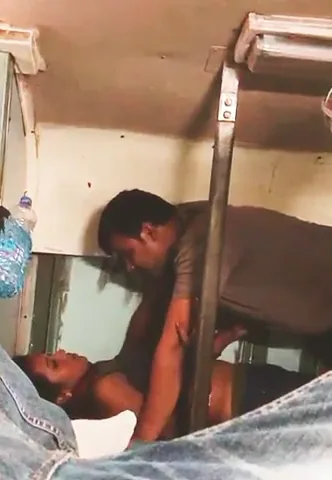 चलती ट्रेन में ठरकी भाभी का सेक्सी रोमांस और चुदाई देसी बीएफ वीडियो — screenshot 5