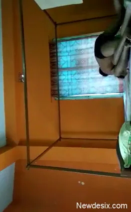 देसी लड़की को कमरे में बुलाकर मोटा लंड घुसाकर चोदा हिंदी सेक्स वीडियो — screenshot 1