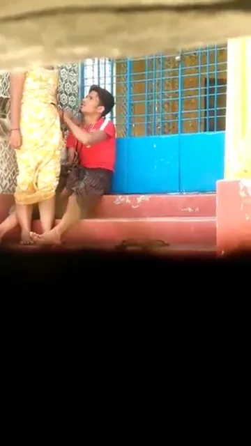 सीढ़ियों पर देसी कपल की जोरदार चुदाई करते हुए चोदाई का पूरा हिंदी बीएफ एमएमएस ब्लू फिल्म — screenshot 1