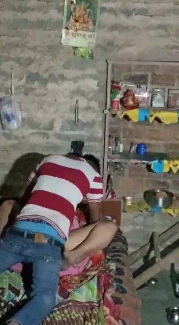 घरेलू रंडियों की रात में चुपके से चुदाई फिल्माई गई देसी एमएमएस ब्लू फिल्म — screenshot 3