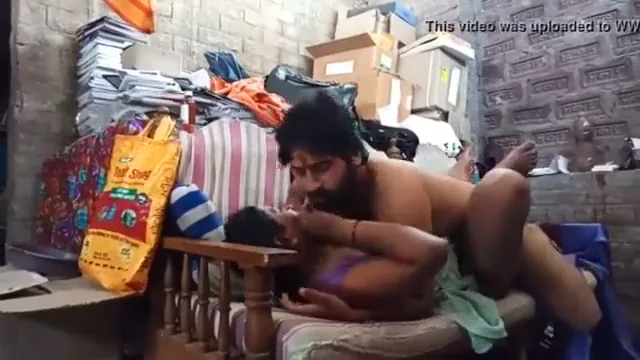 देसी बीवी को सोफे पर लिटाकर जोरदार चुदाई करते हुए हिंदी बीएफ वीडियो