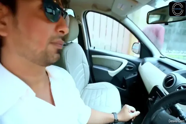 दो अमीर भाभियों ने प्लेबॉय के लंड से थ्रीसम चुदाई की गांव वाली MMS — screenshot 1