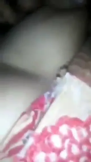 बीवी ने पति का कंडोम वाला लंड अपनी टाइट चूत में लेकर देसी चुदाई की नंगी वीडियो — screenshot 1