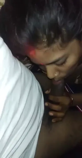हसबंड के बॉस के मोटे लंड को चूसती गंवार भाभी की देसी चुदाई हिंदी बीएफ वीडियो — screenshot 3