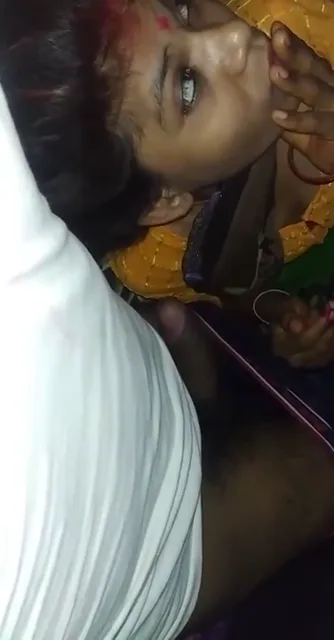 हसबंड के बॉस के मोटे लंड को चूसती गंवार भाभी की देसी चुदाई हिंदी बीएफ वीडियो — screenshot 4