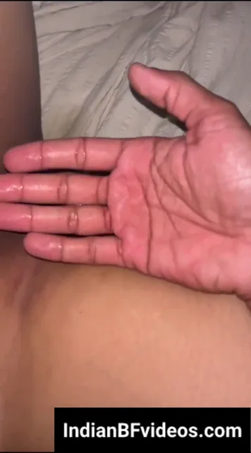 गर्लफ्रेंड की चिकनी चूत में ऊँगली डालकर चूत का पानी निकालती देसी लड़की की एमएमएस ब्लू फिल्म — screenshot 2