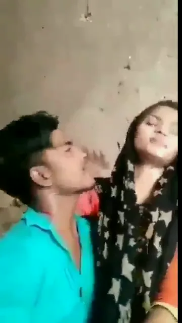 चुम्मा चाटने के बाद बॉयफ्रेंड ने गर्लफ्रेंड की चिकनी चूत चोदी देसी एमएमएस वीडियो — screenshot 1