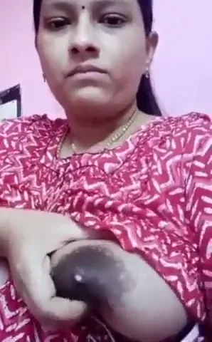 गाउन वाली औरत ने बड़े बूब्स निकालकर दूध निचोड़ा और पिलाया देसी बीएफ वीडियो — screenshot 4