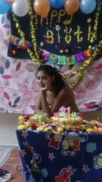 नंगी होकर बर्थडे मनाती गर्लफ्रेंड की देसी चूत चुदाई हिंदी बीएफ — screenshot 5