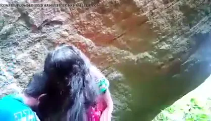 बड़े पत्थर के पीछे इंडियन लवर्स की देहाती चुदाई सेक्स वीडियो — screenshot 3