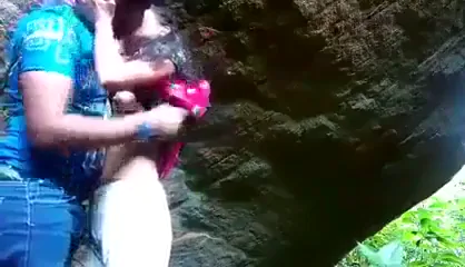 बड़े पत्थर के पीछे इंडियन लवर्स की देहाती चुदाई सेक्स वीडियो — screenshot 4