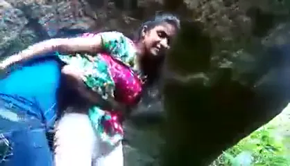 बड़े पत्थर के पीछे इंडियन लवर्स की देहाती चुदाई सेक्स वीडियो — screenshot 5