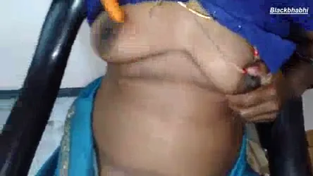 मल्लू भाभी ने गाजर से चूत में डालकर देसी मस्ती भरी सेक्स करके चुदाई का मजा लिया मल्लू बीएफ — screenshot 2