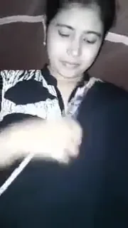 शर्मीली बीवी मुस्कुराते हुए पति के खड़े लंड से खेलती हुई देसी चुदाई हिंदी बीएफ वीडियो — screenshot 1