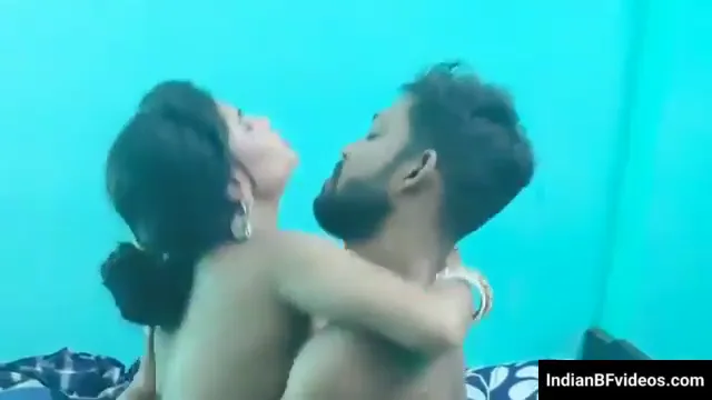 कंडोम लगाकर भाभी को डॉगी स्टाइल में जोरदार पेला हिंदी बीएफ चुदाई वीडियो — screenshot 2