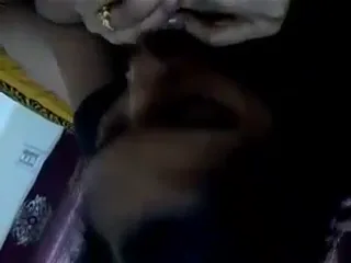 साउथ इंडियन गर्लफ्रेंड ने टाइट लंड को चूसकर हॉट ब्लोजॉब दिया बीएफ वीडियो — screenshot 3