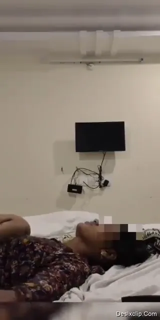 ओयो होटल में मल्लू गर्लफ्रेंड दोनों पैर ऊपर उठाकर चूत चुदाई करती हुई देसी मल्लू बीएफ वीडियो — screenshot 2