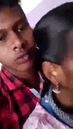 तमिल स्टूडेंट लड़की बॉयफ्रेंड के साथ हॉट स्मूचिंग करती देसी बीएफ वीडियो — screenshot 1