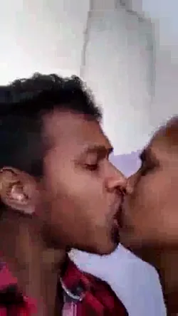तमिल स्टूडेंट लड़की बॉयफ्रेंड के साथ हॉट स्मूचिंग करती देसी बीएफ वीडियो — screenshot 2