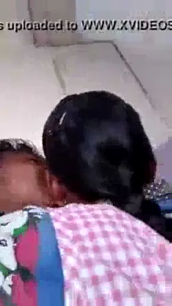 तमिल स्टूडेंट लड़की बॉयफ्रेंड के साथ हॉट स्मूचिंग करती देसी बीएफ वीडियो — screenshot 3