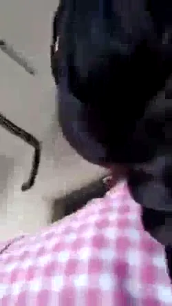 तमिल स्टूडेंट लड़की बॉयफ्रेंड के साथ हॉट स्मूचिंग करती देसी बीएफ वीडियो — screenshot 5