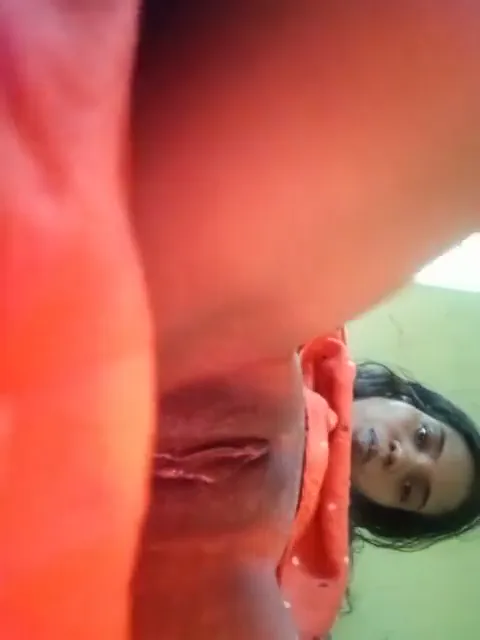 इंडियन लड़की ने अपनी मोटी लंबी बड़ी चूत परतों सहित दिखाई देसी सेक्स वीडियो — screenshot 1