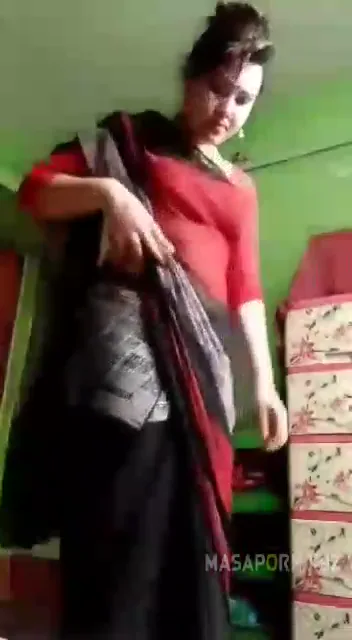 साड़ी ब्लाउज उतार भाभी ने दिखाए बड़े बूब्स और मोटी चूत वीडियो — screenshot 1