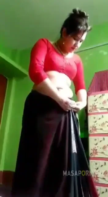 साड़ी ब्लाउज उतार भाभी ने दिखाए बड़े बूब्स और मोटी चूत वीडियो — screenshot 2