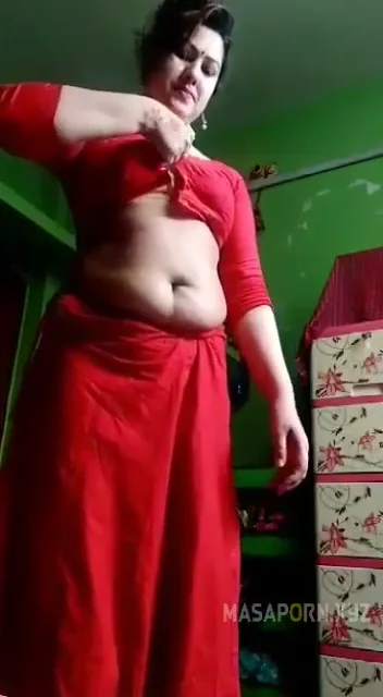 साड़ी ब्लाउज उतार भाभी ने दिखाए बड़े बूब्स और मोटी चूत वीडियो — screenshot 3