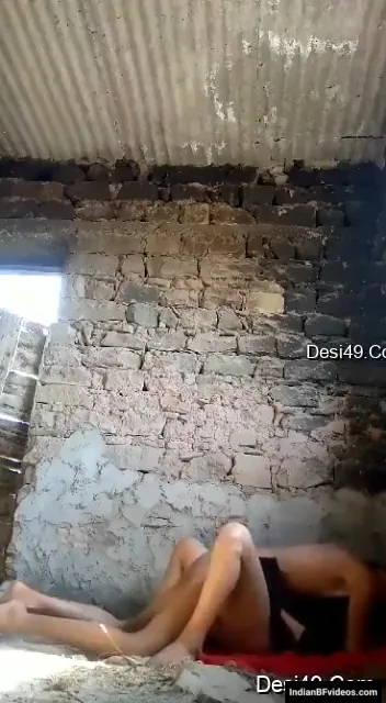 बंजर मकान में कॉलेज लवर्स की देहाती चुदाई का पूरा कांड हिंदी बीएफ वीडियो — screenshot 2