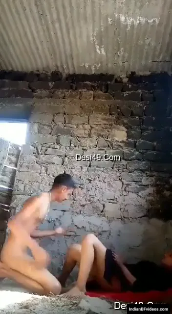 बंजर मकान में कॉलेज लवर्स की देहाती चुदाई का पूरा कांड हिंदी बीएफ वीडियो — screenshot 3