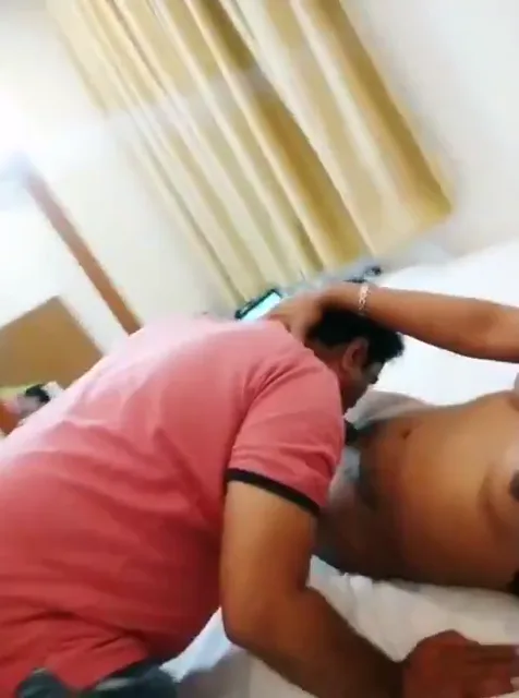 पाकिस्तानी हिजड़े का लंड चूसा वेटर ने देसी गे सेक्स वाली ब्लू फिल्म MMS वीडियो — screenshot 3